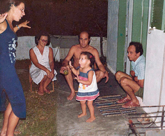 Essa foto é da casa de praia de minha mãe. No início de noites quentes, após o jantar, ficávamos atrás da casa conversando. Na foto, minha mãe e meu cunhado sentados, meu pai na porta e eu cantando "Boi da Cara Preta" com minha sobrinha Graziela. Muitas saudades dessa casa e desse tempo bom! Léia Mendes Cook (filha) ❤ Olímpia (Lili) Cadorin Mendes (mãe).