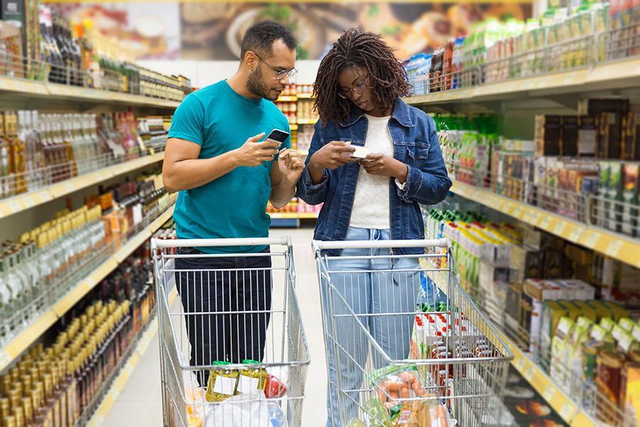 casal comprando no supermercado