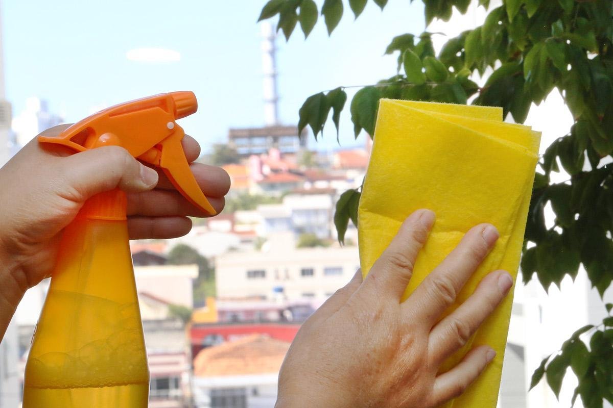 Limpa vidro caseiro: barato e fácil de fazer