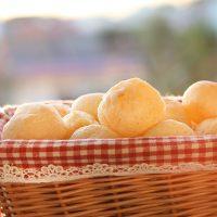 Pão de queijo caseiro: receita fácil