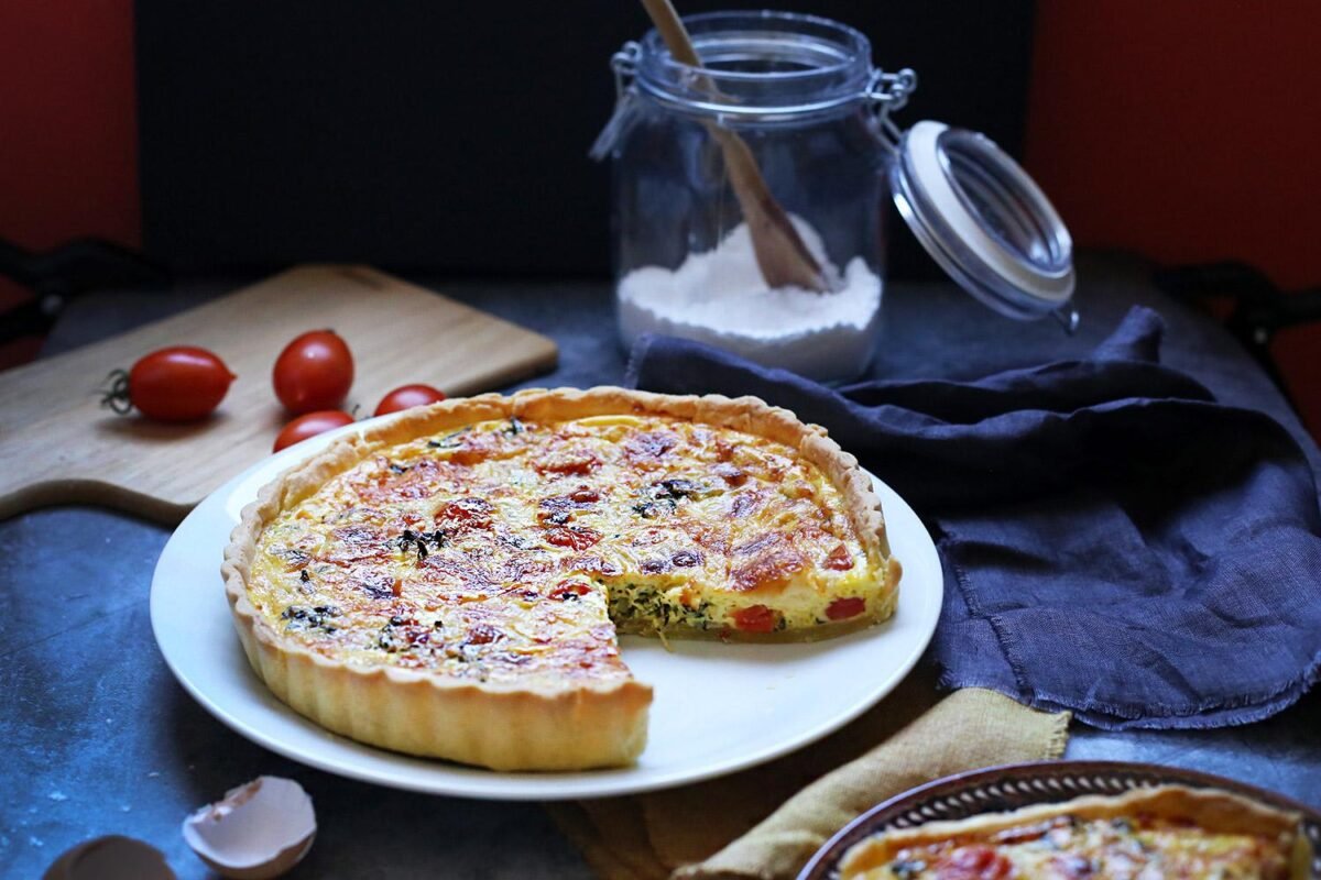 Quiche de tomates cerejas e manjericão fresco