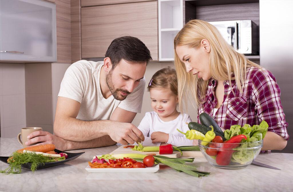 economia doméstica família cozinhando