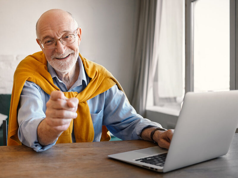 Aposentados, felizes e conectados: o uso das redes sociais por pessoas acima de 55 anos