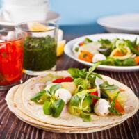 Receita de salada sobre pão quentinho