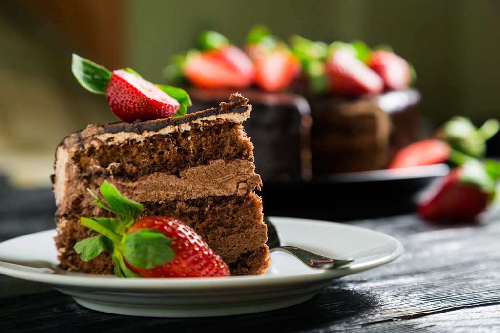 café com as amigas - bolo de chocolate com morango em cima