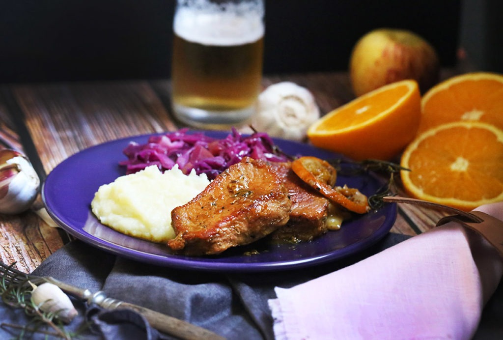 Lombinho com purê de batatas e repolho roxo