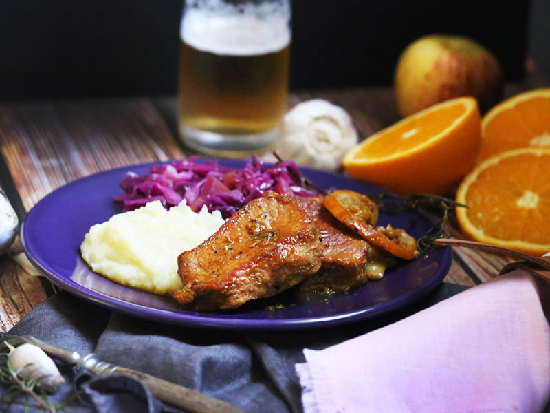 Lombinho de porco com purê de batatas e repolho roxo