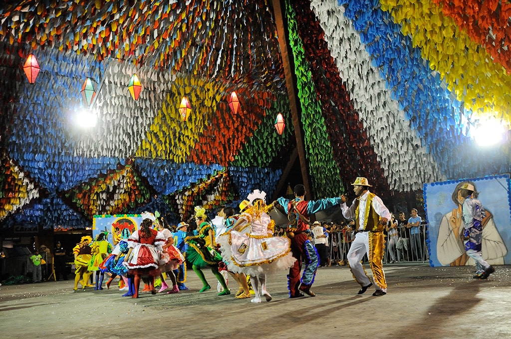 dança e brincadeiras  para uma Festa Junina simples e barata