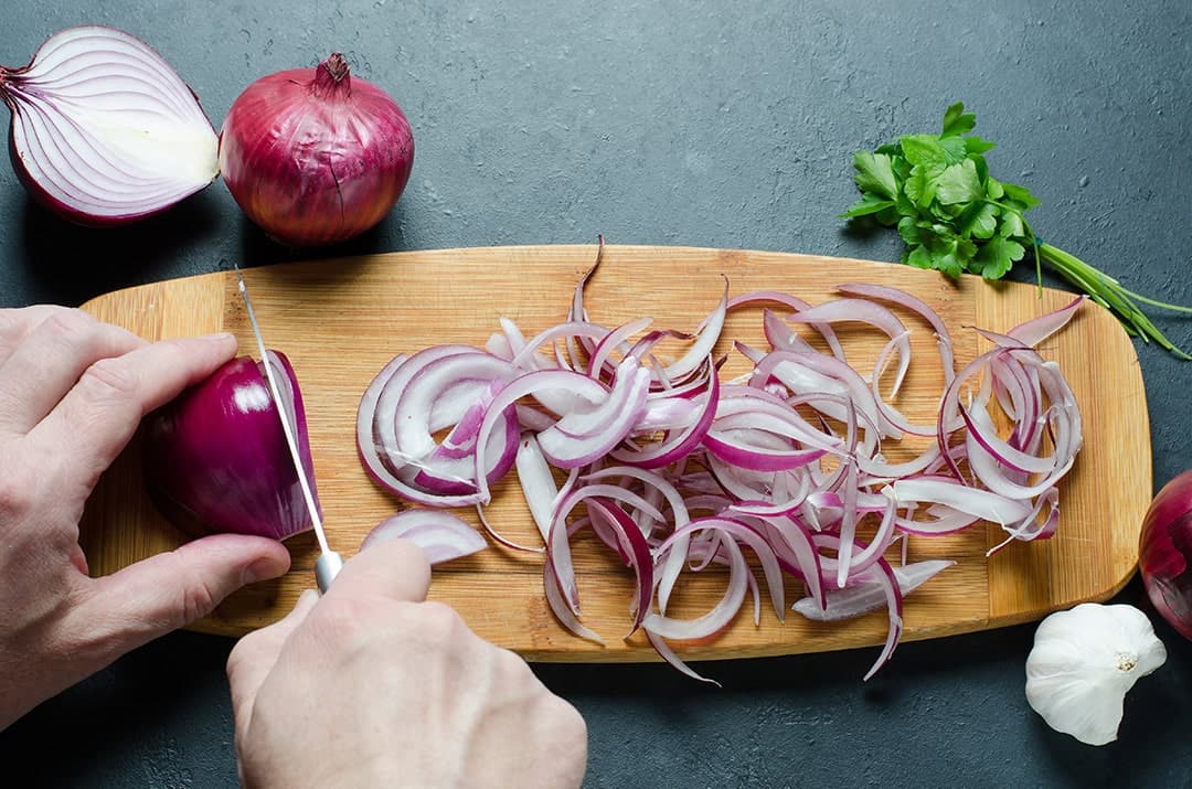 Como tirar o gosto amargo da cebola? Dicas culinárias e úteis