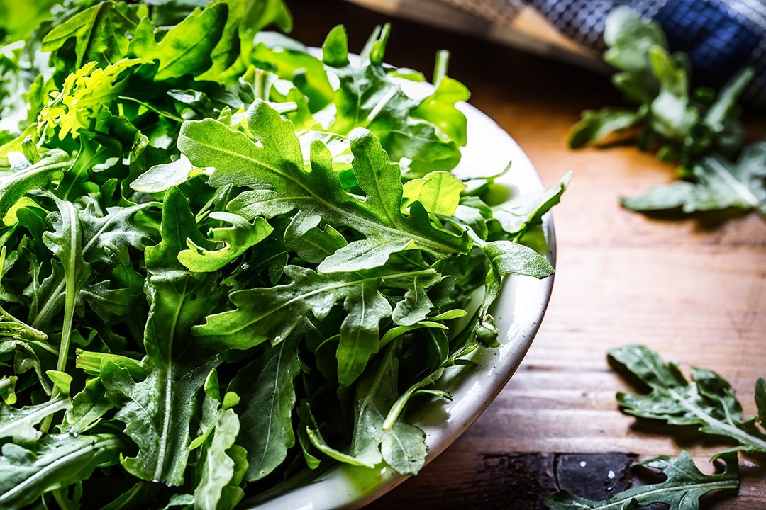 Qual a melhor forma de guardar verduras e temperos na geladeira?