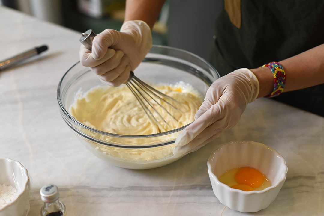 Devo bater bastante a massa do bolo? dicas culinárias