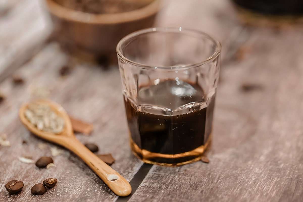Preparo da Consertada com café forte, açúcar mascavo e especiarias