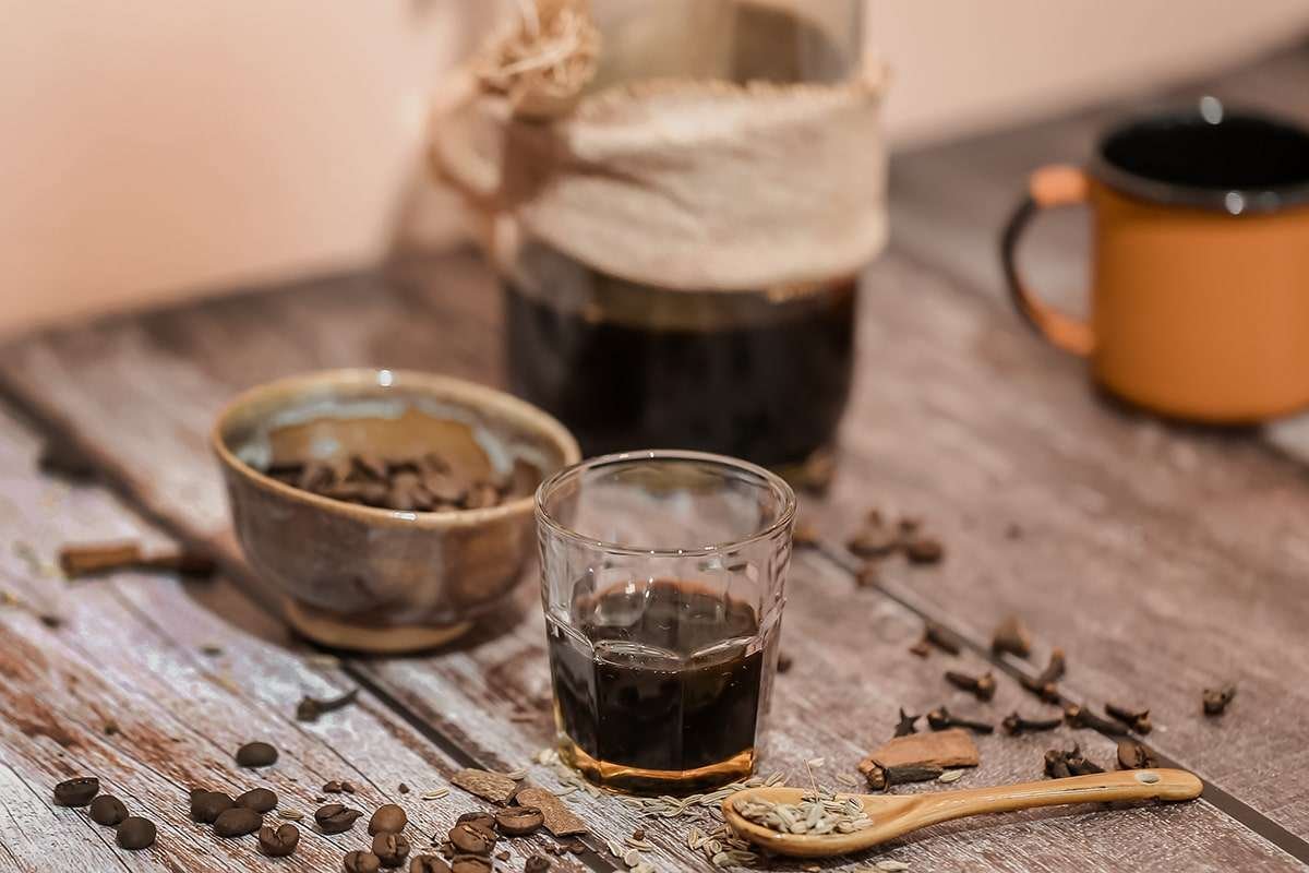 Ingredientes para preparar a Consertada, licor de café com gengibre, canela, cravo e erva-doce