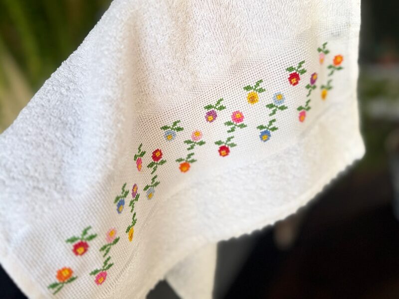 A delicadeza do ponto-cruz floral🌷