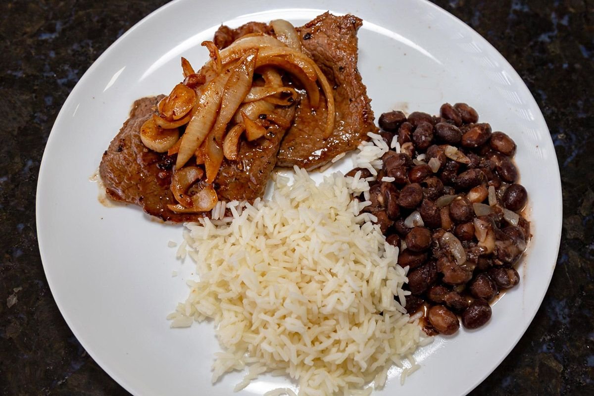 Bife acebolado, arroz e feijão
