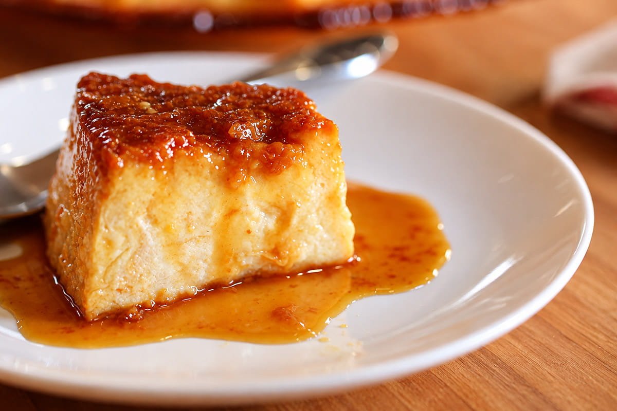 Fatia de pudim de pão cremoso com calda de caramelo