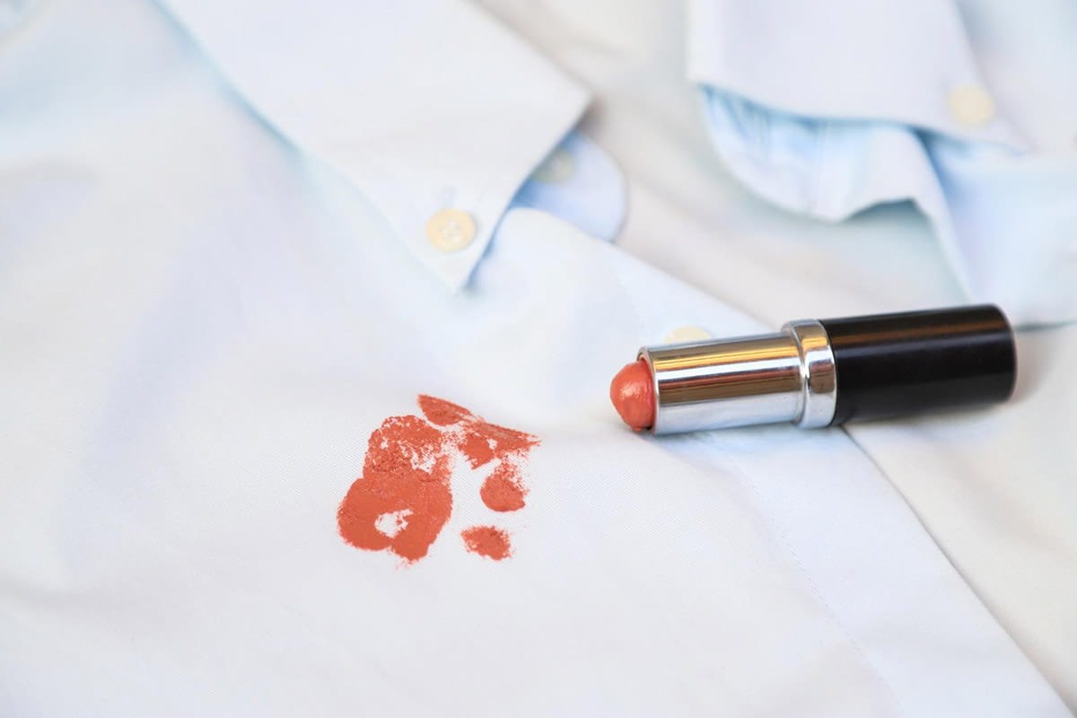 Mancha de batom coral em roupa branca
