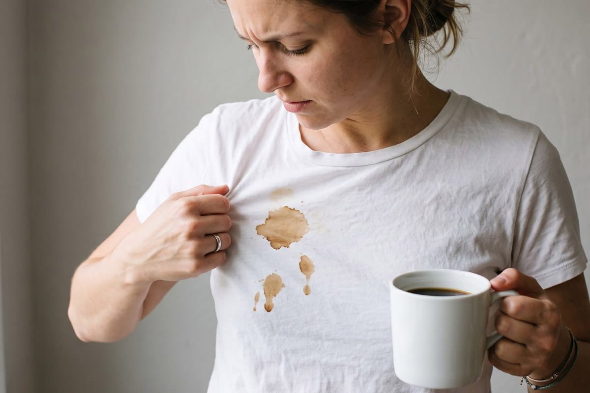 Como tirar mancha de café em roupa branca